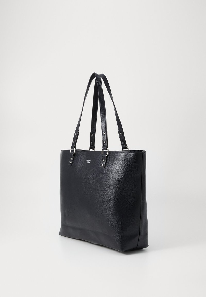 Sac fourreau noir en cuir avec deux longues poignées, texture lisse et accents en métal argenté. Présente une forme rectangulaire structurée.