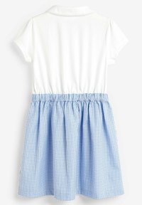 Bílý polo stylový top s krátkými rukávy, spojený s modro-bílou kostkovanou sukní, která má elastický pas a nařasený design.