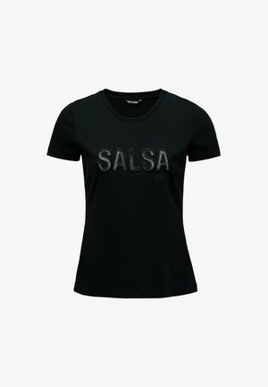 Camiseta ajustada de manga corta negra con la palabra "SALSA" en letras grandes y adornadas en el pecho.