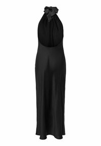 Robe noire en satin à col halter avec dos ouvert et grande fermeture nouée au cou, silhouette longue et fluide.