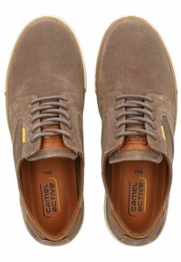 Zapatos de ante marrón con detalles de malla, punta redonda, suela plana de goma y acentos de cuero marrón. Presentan cierre con cordones y logo en el interior.