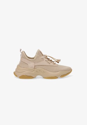 Zapatilla atlética beige con parte superior de malla de punto, puntera redondeada, suela flexible y diseño sin cordones con un regulador ajustable.