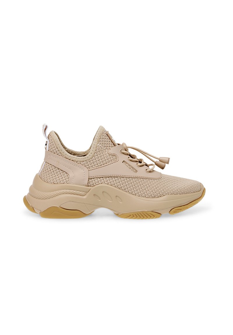 Beige sportskor med överdel i stickad mesh, rund tå, flexibel sula och slip-on design med en justerbar snäpplås.