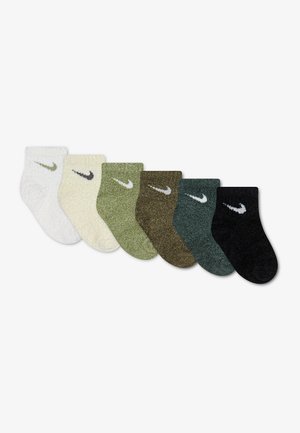 Six paires de chaussettes courtes en dégradé de tons terre allant du blanc au noir, chacune avec un logo Nike Swoosh près du haut.