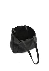 Zwarte leren tote bag met een textuur aan de buitenkant en een ruime binnenkant. Voorzien van twee handvatten en een veilige drukknoopsluiting aan de bovenkant.