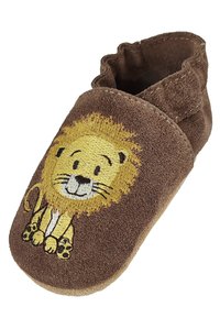 Bruine suède pantoffel met een geborduurde leeuw met een gele manen, zwarte accenten en een beige zool. Zachte textuur en afgeronde vorm.