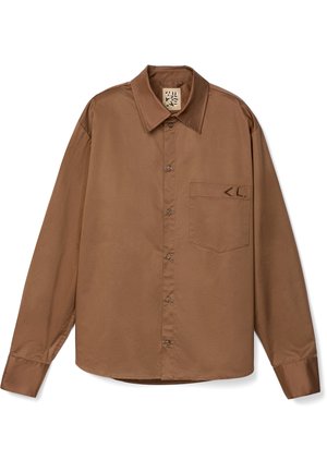 Brązowa koszula z długim rękawem wykonana z gładkiej tkaniny, z klasycznym kołnierzykiem, zapinana na guziki z jedną kieszenią na piersi ozdobioną logo.