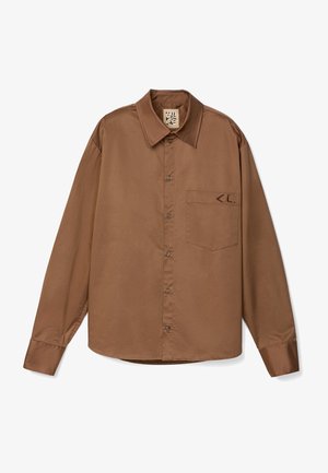 Camisa de manga larga marrón, hecha de un tejido suave, con un cuello clásico, diseño de botones en la parte delantera y un único bolsillo en el pecho con un acento de logo.