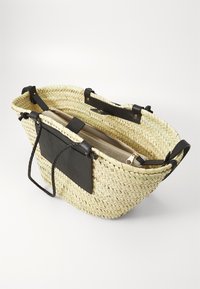 Πανέμορφη καλάθι από πλεγμένο ψάθα με μαύρες δερμάτινες λαβές και λεπτομέρειες. Διαθέτει μία εσωτερική τσέπη με φερμουάρ και επίπεδη δερμάτινη ετικέτα.