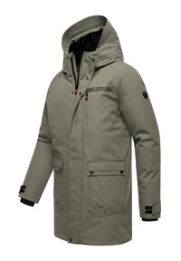 Olivno zelena izolirana parka s kapuco, z zadrgo spredaj, stranskimi in prsni žepi, nastavljivimi manšetami ter teksturiranim podlogom. Trajen material in čist dizajn.