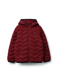 Chaqueta acolchada roja con capucha, que presenta un patrón de chevron, cierre frontal y bolsillos laterales. Logo bordado en el pecho.
