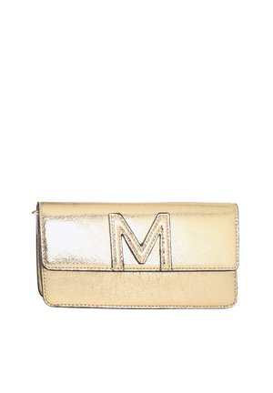 Bolso de mano rectangular metálico dorado con una gran letra M cosida en la solapa frontal y costuras negras visibles alrededor de los bordes.