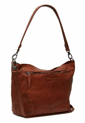 Sac à épaule en cuir marron avec une texture lisse, une poche frontale zippée et une longue sangle réglable. Il présente des accents en métal.
