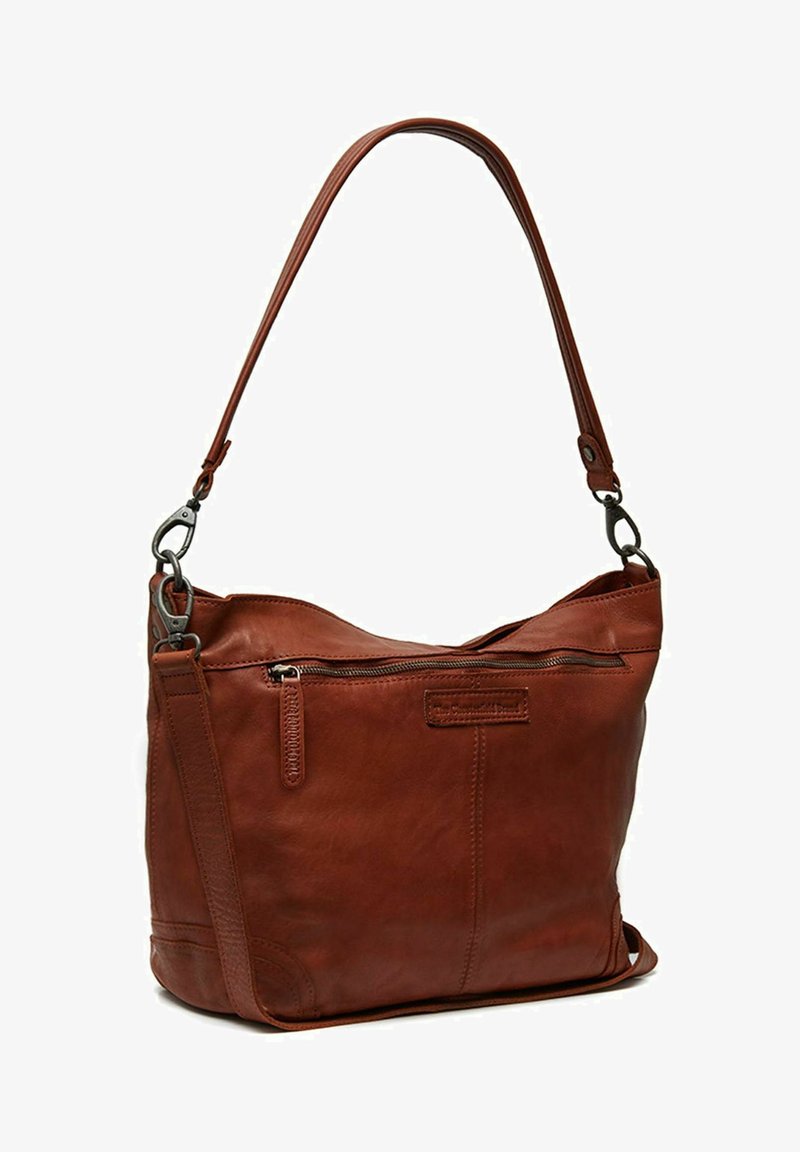 Sac à épaule en cuir marron avec une texture lisse, une poche frontale zippée et une longue sangle réglable. Il présente des accents en métal.