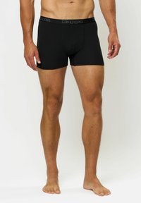 Boxerii din bumbac negri, cu talie elastică, având logo-ul Kappa. Dispun de un design ajustat și lungime scurtă a piciorului.