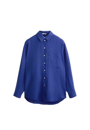 Blauwe lange mouw knoopshirt gemaakt van een gestructureerde stof. Heeft een klassieke kraag, een voorvak en een gebogen zoom. De knopen zijn wit.