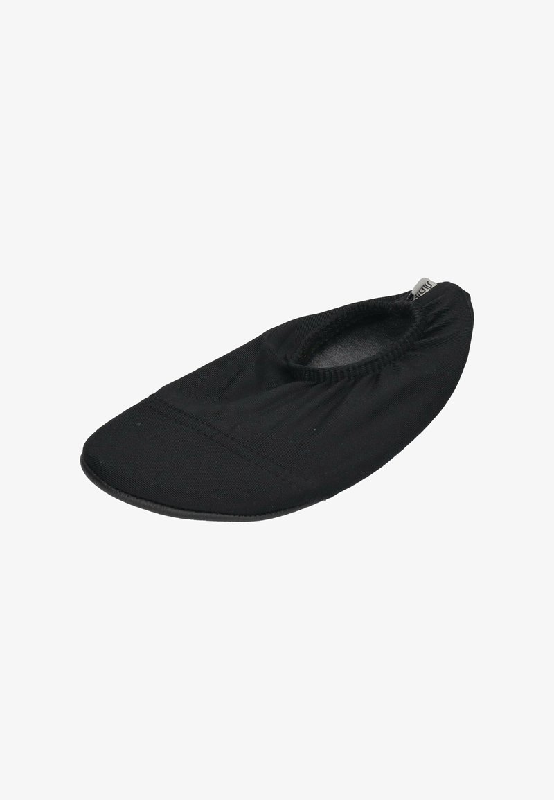 Schwarzer Slipper mit einem weichen Textil-Obermaterial, runder Zehenpartie, elastischem Einstieg und einer flexiblen Gummisohle. Einfaches und funktionales Design.