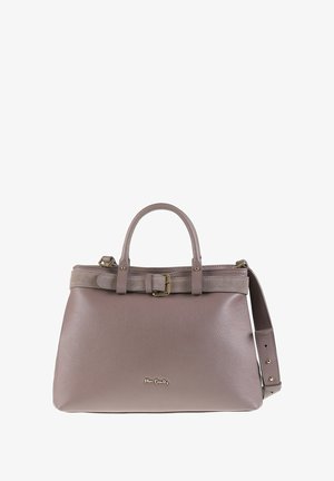 Taupe lederen handtas met dubbele handvatten, een verstelbare schouderriem, een suede riemdetail en een klein gouden logo aan de voorkant.