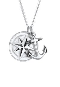 Silberne Anhänger-Halskette mit einem Sternkompass und Anker-Anhängern, vor einem strukturierten ovalen Hintergrund. Die Kettenglieder sind gleichmäßig spaced.