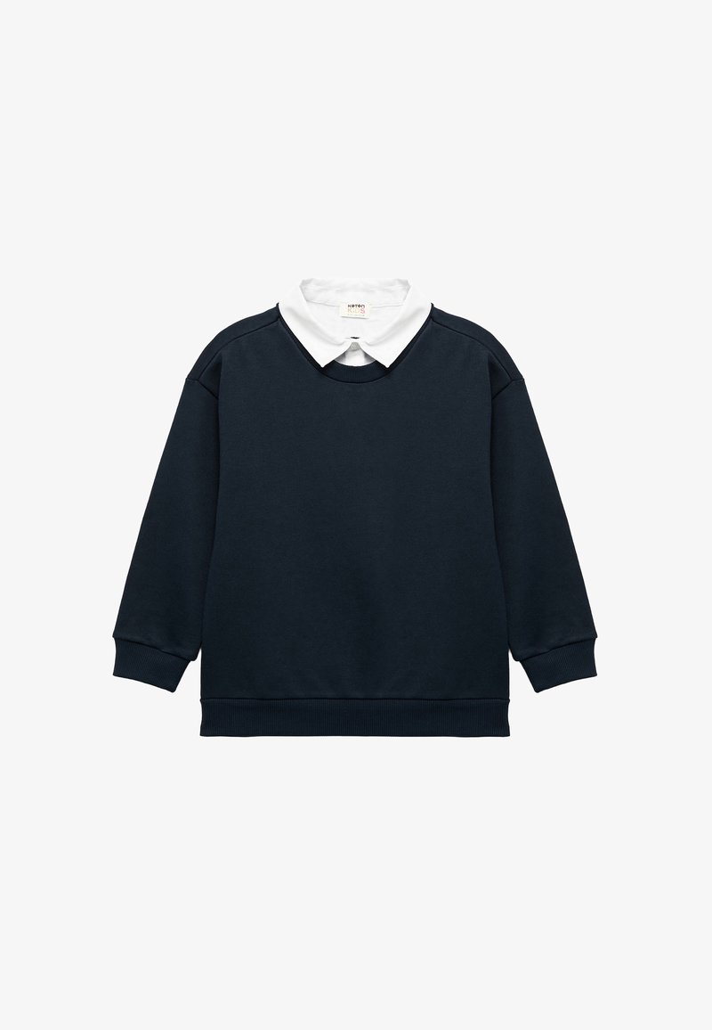 Felpa navy con una camicia colletto bianco sotto. Presenta polsini e orlo a costine. Realizzata in un tessuto morbido e testurizzato con una vestibilità rilassata.