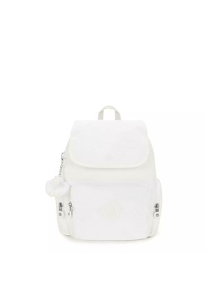Sac à dos blanc en tissu doux avec une poche avant, des compartiments zippés et un charme décoratif duveteux. Dispose d'une poignée supérieure et d'un logo.