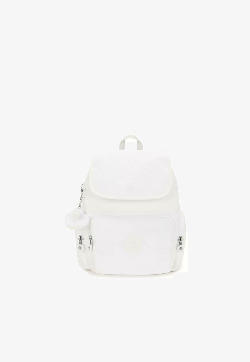 Mochila blanca hecha de tela suave con un bolsillo frontal, compartimentos con cremallera y un charm decorativo esponjoso. Cuenta con una asa en la parte superior y un logo.