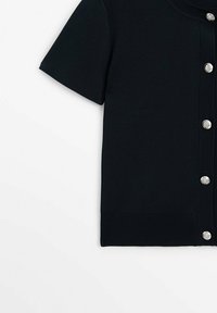 Cardigan noir à manches courtes en maille côtelée avec encolure ronde et boutons décoratifs argentés sur le devant, sur fond blanc.