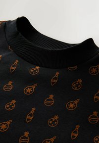 Maglione nero con scollatura a coste, caratterizzato da un motivo ripetuto di ornamenti dorati natalizi. Tessuto morbido con una struttura liscia.