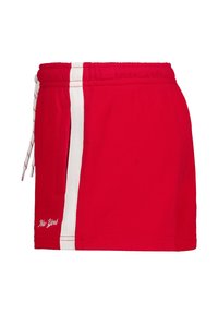 Shorts de sport rouges avec des rayures blanches sur les côtés, taille élastique et poches avant. Présente l'inscription "New York" brodée en blanc sur l'ourlet.