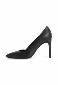 Černé kožené lodičky na vysokém podpatku s špičatou špičkou a výřezem. Disponují elegantním siluetou a štíhlým, jehlovým podpatkem.