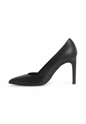 Pompe à talons hauts en cuir noir avec un bout pointu et des découpes. Présente une silhouette élégante et un talon aiguille fin.