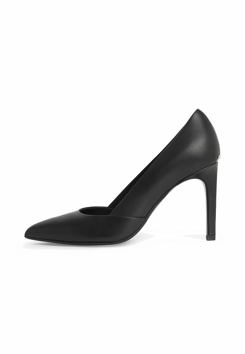Černé kožené lodičky na vysokém podpatku s špičatou špičkou a výřezem. Disponují elegantním siluetou a štíhlým, jehlovým podpatkem.