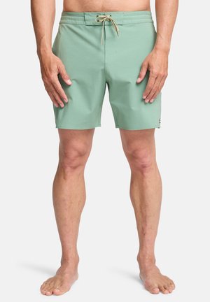 Mintgrüne Badeshorts mit elastischem Bund, verstellbarem Kordelzug und Seitentaschen, gefertigt aus glattem, leichtem Stoff.