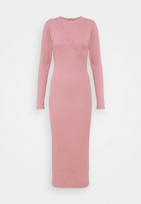 Långärmad, figurnära midiklänning i mjuk rosa ribbad tyg. Har en diagonal söm med dekorativa knappar längs ena sidan.
