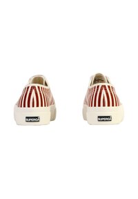 Zapatillas de lona a rayas rojas y blancas con suela de goma y acento de logo en el talón, con diseño sin cordones y punta redondeada.
