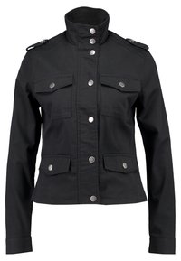 Černá vojenská bunda s vysokým límcem, předními patentkami, čtyřmi klopovými kapsami a rameními výložkami, vyrobená z odolné tkaniny.