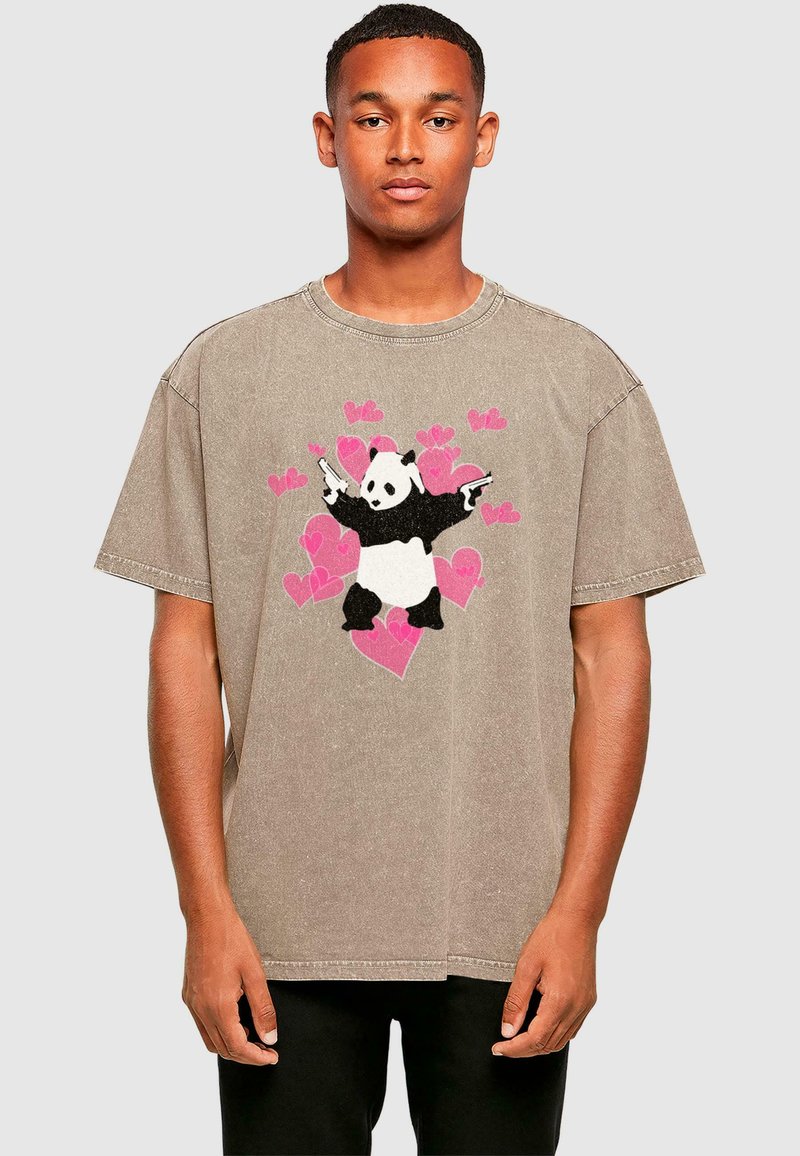 Braunes, übergroßes Baumwoll-T-Shirt mit einem schwarz-weißen Panda-Design, umgeben von rosa Herzformen. Kurze Ärmel und runder Halsausschnitt.
