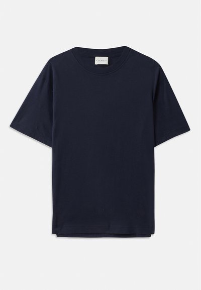 T-shirt en coton bleu marine à manches courtes, col rond et coupe décontractée. L'étiquette indique "CLOSED" au niveau du col. Texture lisse.
