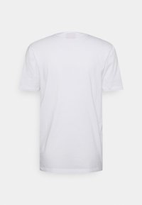 Camiseta blanca de algodón con mangas cortas y cuello redondo. Textura suave, parte trasera lisa sin patrones ni detalles adicionales.