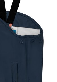 Navyblaue Tragetasche mit glatter Textur, ausgestattet mit einem weißen Innenfutter, schwarzen Trägern und Druckknopfverschluss an der Seite.