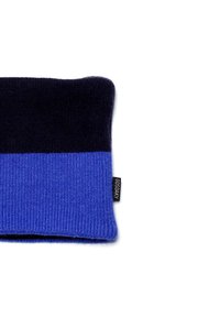 Bonnet tricoté avec une section supérieure bleu marine foncé et une partie inférieure bleu royal vif. Texture douce avec une étiquette affichant "GOSOAKY" sur le côté.