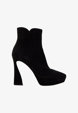 Sort ruskind ankle-støvle med plateau sål og udvidet høj hæl, der har et strømlinet, sømløst design og afrundet topkant.