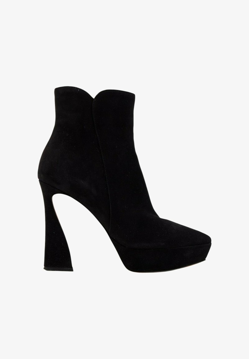 Bottine en daim noir avec semelle plateforme et talon haut évasé, présentant un design élégant et sans couture ainsi qu'un bord supérieur arrondi.