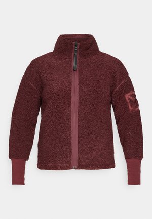 Bordeaux-farbene Fleecejacke mit hochgeschlossenem Kragen und halbem Reißverschluss. Sie verfügt über einen strukturierten Stoff und gerippte Bündchen mit einem geometrischen Patch an den Ärmeln.