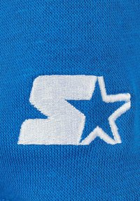 Tessuto blu con un grande logo ricamato bianco, composto da una "S" stilizzata e una stella, con un aspetto a maglia testurizzata.