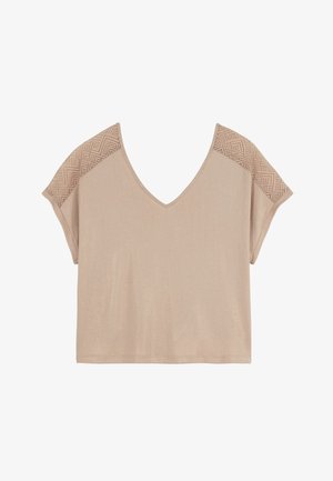 Haut beige à manches courtes avec un profond col en V et des accents texturés sur les épaules. Matière douce avec un léger brillant.