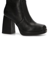 Botín de cuero negro hasta el tobillo con punta redondeada, tacón bloque grueso y textura lisa. Presenta una costura lateral y un diseño minimalista.