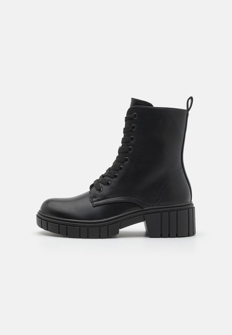 Botas negras hasta el tobillo hechas de cuero sintético. Tienen una punta redondeada, cordones en la parte delantera, un tacón grueso y una lengüeta en la parte trasera.