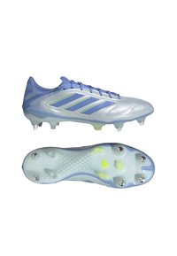 Crampons de football bleu clair avec des accents argentés, comportant trois rayures bleues, une tige texturée et une semelle transparente avec six pointes en métal.