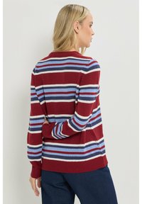Rood en blauw gestreepte gebreide trui met een ronde halslijn en lange mouwen, met een relaxte pasvorm en geribbelde manchetten en zoom.
